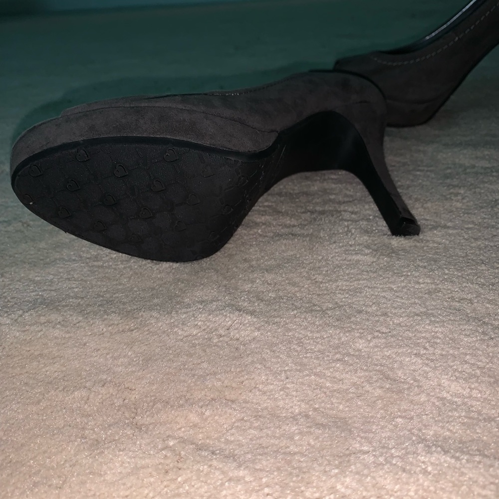 Cardie’s size 8 brownish grey shoes